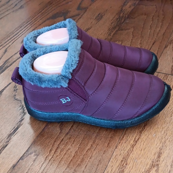 BJ WINTER SNOW SHOES it fits more like a. 7 1/2 . - Picture 2 of 6